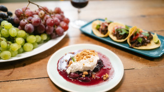 Recette de raisins flambés au cognac, crème montée au pineau, crumble d'avoine