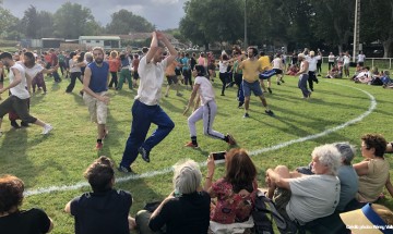[Festival d'Avignon 2024] CERCLES de Boris Charmatz, sous les murs d’Avignon « on y danse tous en rond » !