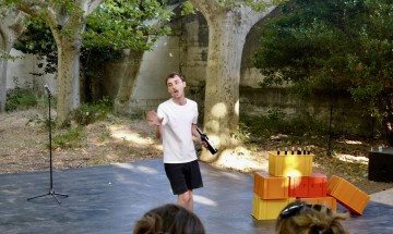 [Festival d'Avignon 2025] La révérence d'Emeric Cheseaux dans le Festival OFF