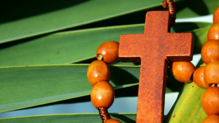 Chapelets, croix, statues, médailles : à quoi servent les objets religieux ?