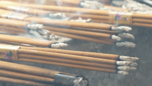 L'encens, symbole de la prière qui s'élève-Teaser