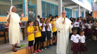 Le frère dominicain Eric-Thomas visite l'école Saint-Joseph du Moule en Guadeloupe