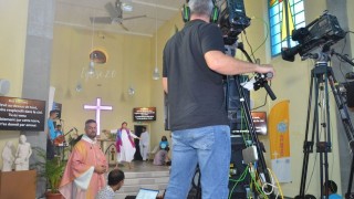 Coronavirus : dans les coulisses d’une messe connectée à La Réunion