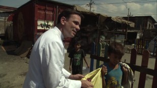 Prêtre auprès des enfants de Manille