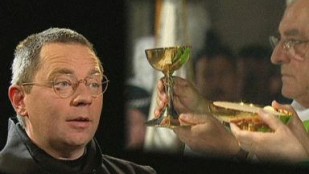 La patène : Un plat sacré