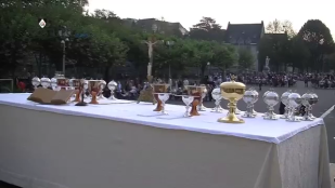 Coulisses de la messe au Rosaire