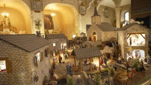 Églises à vivre - Le village aveyronnais et sa crèche